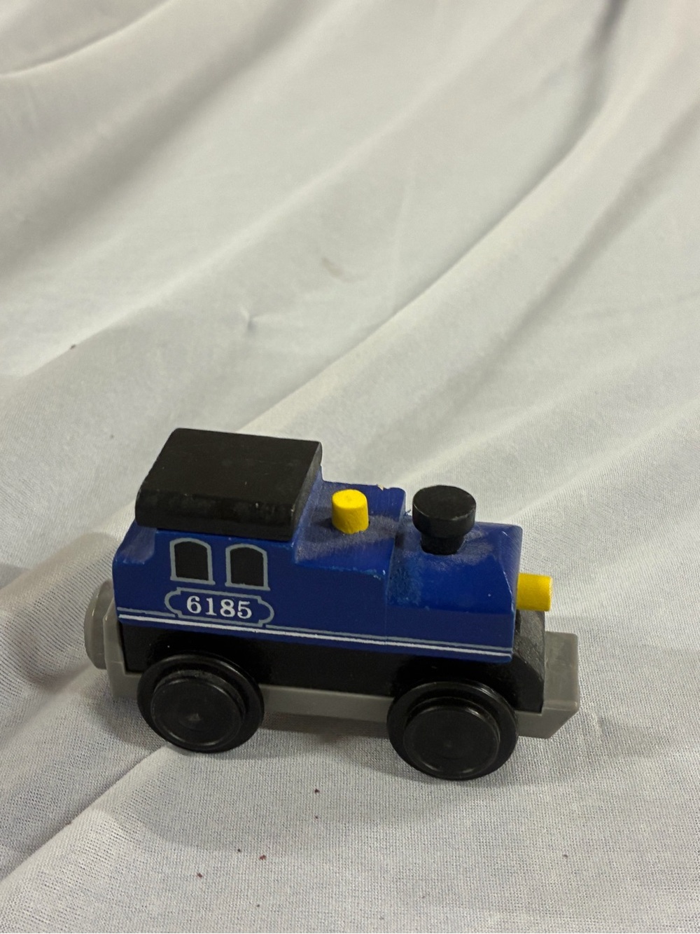 ONSHINE Wooden Train Car Locomotive Engine Wood Toy Magnetic 6185